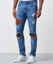 Hullete jeans er poppis - sjekk tilbudsprisen her!